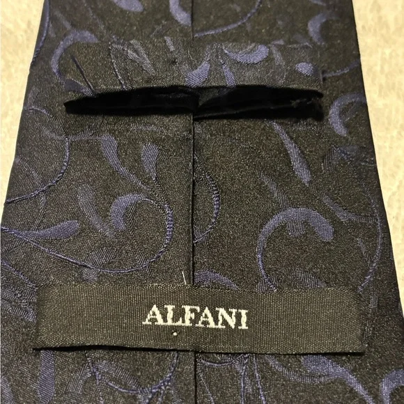 Brand New Stylish Tie By ALFANI - Picture 4 of 4